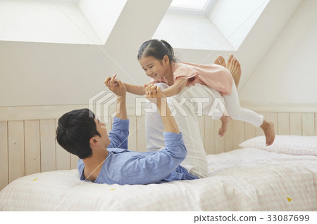 爸爸,女兒,家庭,走路的媽媽 爸爸,女兒,家庭,走路的媽媽 33087699