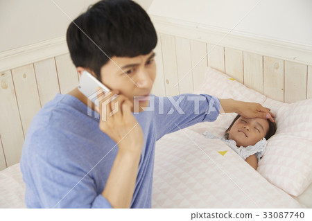 爸爸,女兒,家庭,走路的媽媽 爸爸,女兒,家庭,走路的媽媽 33087740