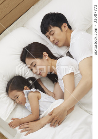 爸爸,媽媽,女兒,家庭,走路的媽媽 爸爸,媽媽,女兒,家庭,走路的媽媽 33087772