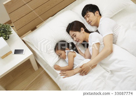 Dad, Mom, Daughter, Family, Walking Mom Dad, Mom, Daughter, Family, Walking Mom 33087774