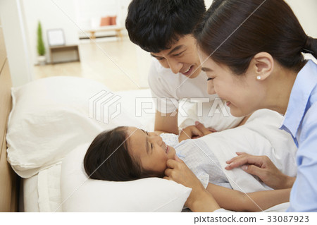 爸爸，媽媽，女兒，家庭，走路的媽媽 33087923