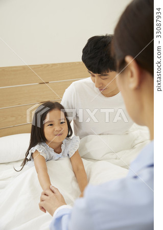 爸爸，媽媽，女兒，家庭，走路的媽媽 33087934