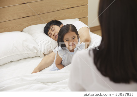 爸爸，媽媽，女兒，家庭，走路的媽媽 33087935