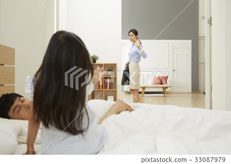 爸爸，媽媽，女兒，家庭，走路的媽媽 33087979