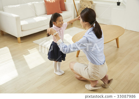 媽媽,女兒,家庭,走路的媽媽 媽媽,女兒,家庭,走路的媽媽 33087986