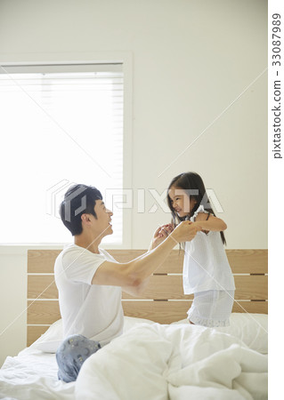 Dad, Daughter, Working Mom 33087989