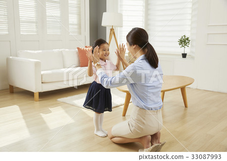媽媽，女兒，家庭，走路的媽媽 33087993