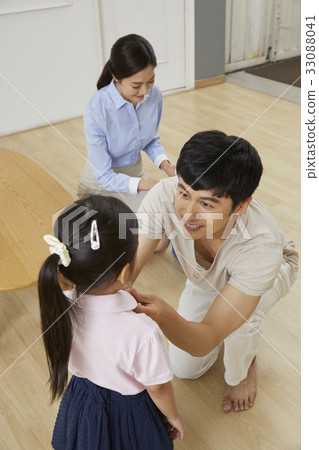 爸爸,媽媽,女兒,家庭,走路的媽媽 爸爸,媽媽,女兒,家庭,走路的媽媽 33088041
