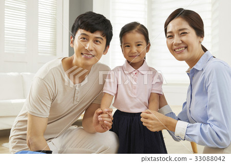 爸爸,媽媽,女兒,家庭,走路的媽媽 爸爸,媽媽,女兒,家庭,走路的媽媽 33088042