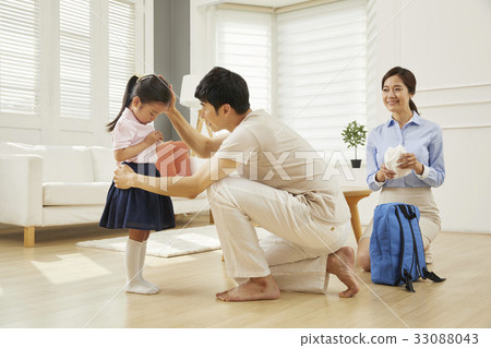 爸爸,媽媽,女兒,家庭,走路的媽媽 爸爸,媽媽,女兒,家庭,走路的媽媽 33088043