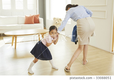 媽媽，女兒，家庭，走路的媽媽 33088051