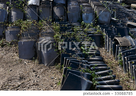 Stacked tiled farmhouse's garden tip Stacked tiled farmhouse's garden tip 33088785