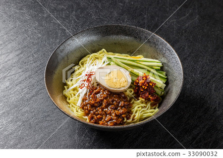 Jar noodles zhajiangmian 33090032