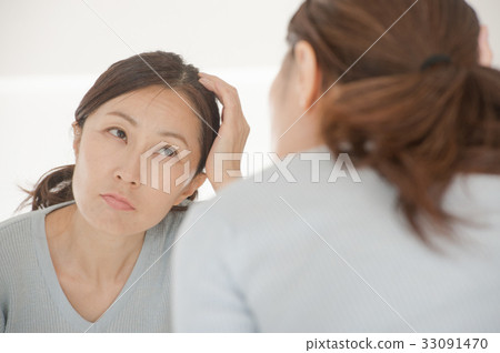Middle women who care about gray hair 33091470