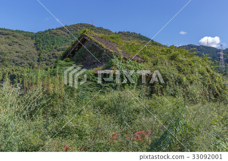 Rural abandoned house grassy house Rural abandoned house grassy house 33092001