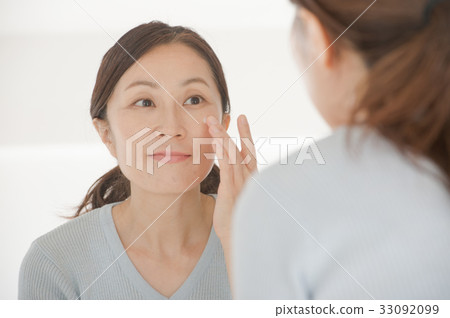 抗衰老的中年婦女 33092099