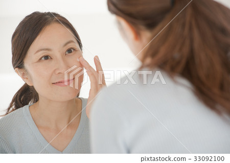 做皮膚護理的中年婦女 33092100