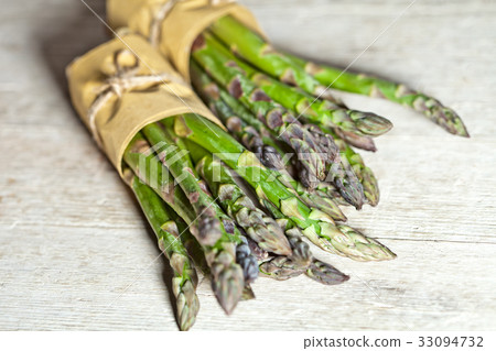 bunches of fresh asparagus bunches of fresh asparagus 33094732