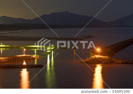 Night view of Ashiya-cho, Fukuoka Prefecture and Ashiya fishing port 33095200