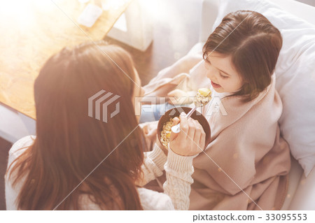 Top view picture of young mother that feeding her Top view picture of young mother that feeding her 33095553