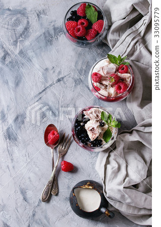 Summer dessert Eton Mess 33095779