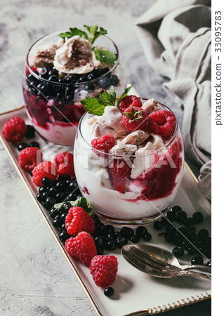 Summer dessert Eton Mess 33095783