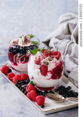 Summer dessert Eton Mess 33095785