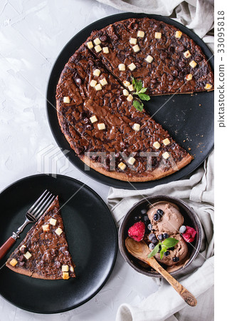 Dessert chocolate pizza 33095818