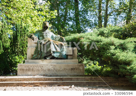 Statue of Anonymus located in city park Statue of Anonymus located in city park 33096594