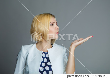 Young model flies air kiss Young model flies air kiss 33098040