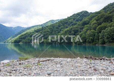 Hidden area of emerald green 33098661