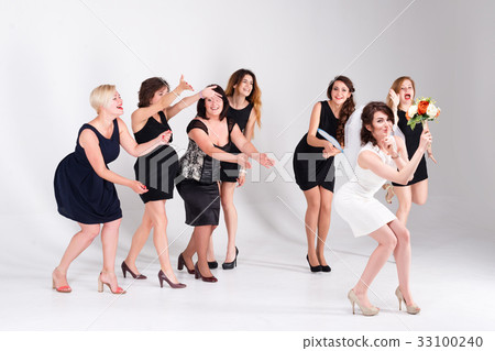 Stylish bridesmaids having fun with bride 33100240