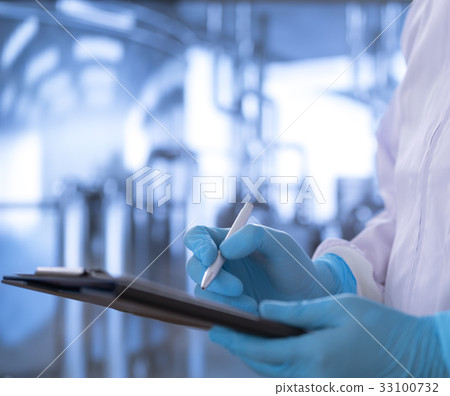Work in a factory 33100732