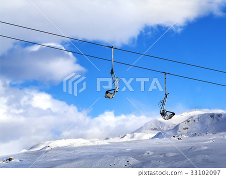 Chair-lift at ski resort 33102097