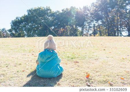 child, kid, younger 33102609