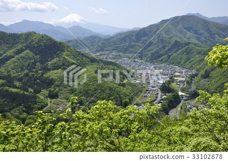 富士和新鮮的綠色和城市線 33102878