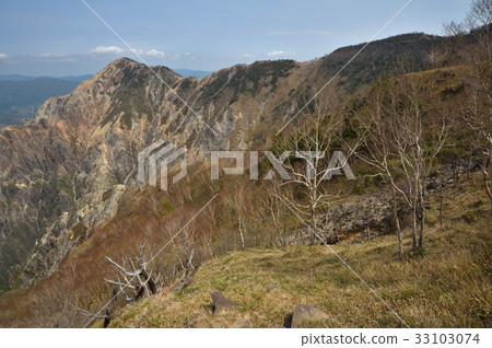 Ashio礦山的猩紅色遺骸Watarase河源流的山脈Umekoba沼澤的岩壁和Sawairiyama的山脊的遺跡 33103074
