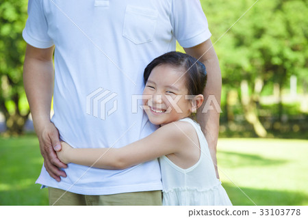 smiling little girl hug father waist in the park 33103778