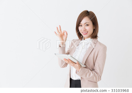 Woman business watching tablet 33103968