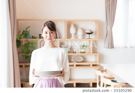 young woman      33105290