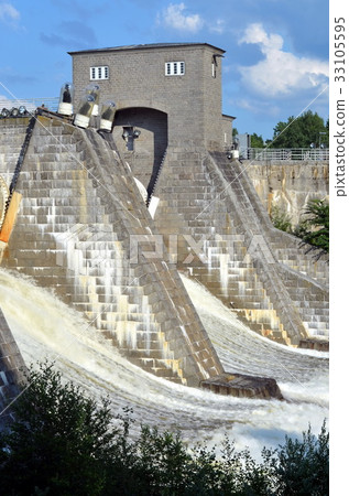 View of a hydroelectric power station dam   33105595