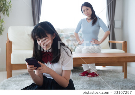 Rebellious junior high school students and mothers Rebellious junior high school students and mothers 33107297