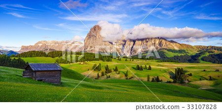 Mt.Langkofel at sunset,Seiser Alm,Dolomites, Italy 33107828