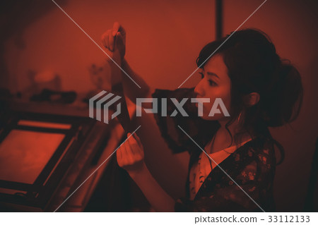 暗室 女生 女孩 33112133