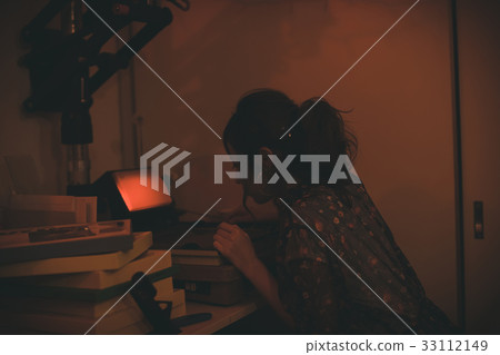 暗室 女生 女孩 33112149