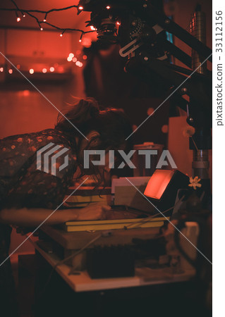 暗室 女生 女孩 33112156