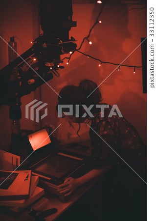 暗室 女生 女孩 33112350