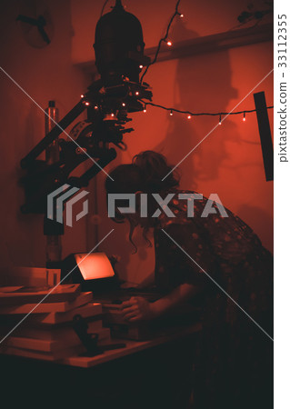 暗室 女生 女孩 33112355