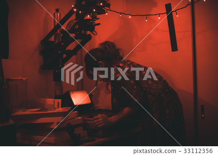 暗室 女生 女孩 33112356