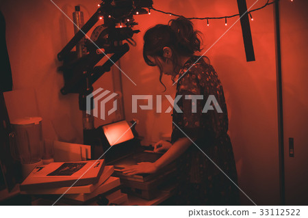 female, lady, woman 33112522